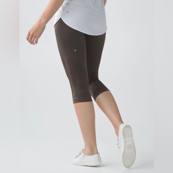 Lululemon In The Flow Crop II
Heathered Bark Chocolate - Picture 3 of 4